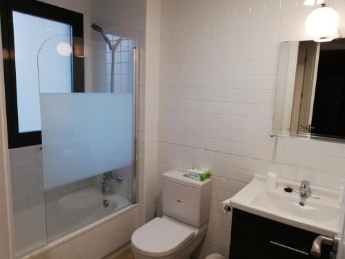uma casa de banho com um WC, um chuveiro e um lavatório. em gelijkvloers appartement Corvera Golf & Country Club em Corvera