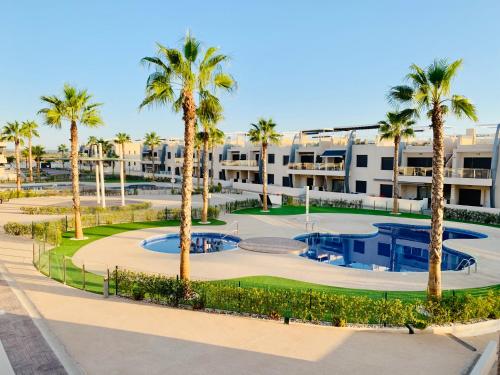 uitzicht op de binnenplaats van een resort met palmbomen bij Apartment Playa Elisa Bay in Pilar de la Horadada