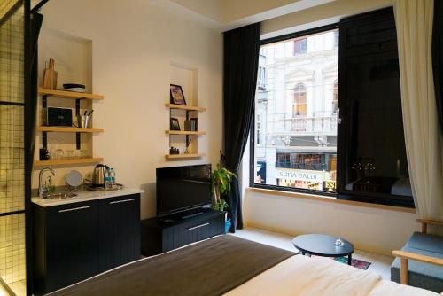 A kitchen or kitchenette at Magnova Studios
