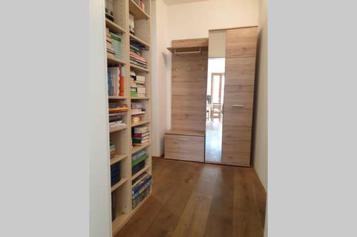 een hal met een deur in een kamer met houten planken bij CASA DI ANNARITA 6 posti, BrixenCard in Bressanone