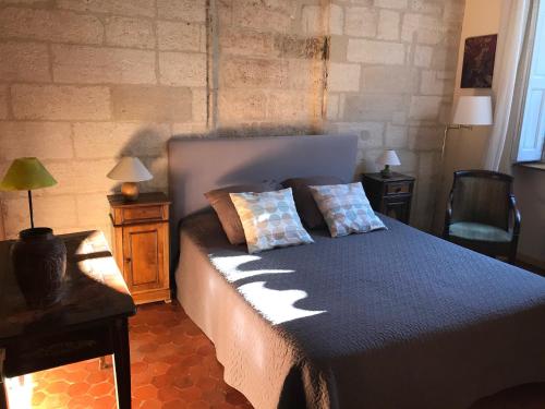une chambre avec un grand lit avec deux oreillers dessus dans l'établissement Appartement Petite Saunerie, à Avignon
