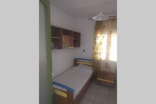 mały pokój z małym łóżkiem i oknem w obiekcie Irinis Cottage w mieście Kala Nera