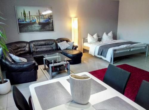 Ένα ή περισσότερα κρεβάτια σε δωμάτιο στο Apartamenty Krzywe Okna
