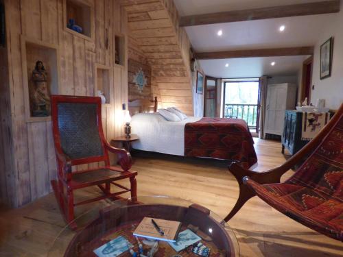Posezení v ubytování chambre d'hôte atypique "West little ranch" chambre amérindienne