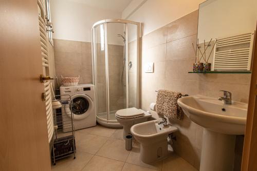 ディアーノ・マリーナにあるCasa Bellavistaのバスルーム(洗面台、トイレ、シャワー付)