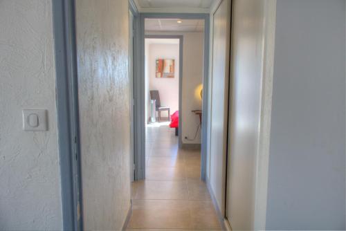 - un couloir menant à une chambre dans l'établissement BEL APPARTEMENT PROCHE PLAGE ET CENTRE VILLE, à Cannes