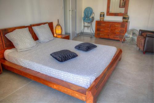 une chambre avec un lit avec deux oreillers dessus dans l'établissement BEL APPARTEMENT PROCHE PLAGE ET CENTRE VILLE, à Cannes