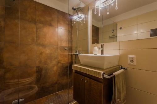 a bathroom with a sink and a shower at EL MEJOR LUGAR Departamento de Diseño en el mejor Barrio de Montevideo in Montevideo