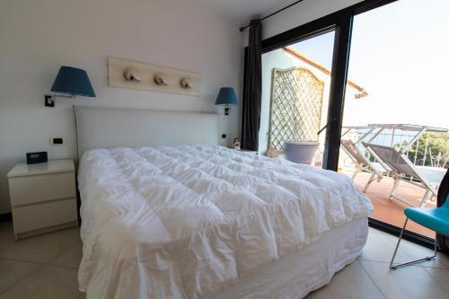 ディアーノ・マリーナにあるCasa Bellavistaのベッドルーム(大きな白いベッド1台、バルコニー付)