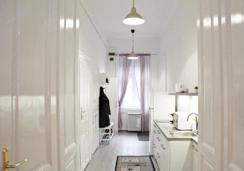 Kúpeľňa v ubytovaní Luxury new apartment with gallery at Dob street nearby Gozsdu court