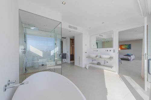 Un baño blanco con dos lavabos y un espejo. en Luxury Villa Phoenix, en Puerto Pollensa