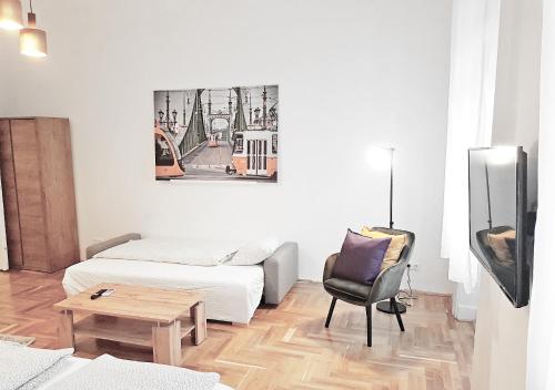 Postel nebo postele na pokoji v ubytování Luxury new cozy flat at Dob street nearby Gozsdu court