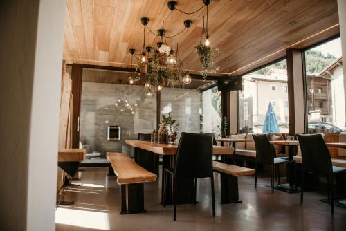 a dining room with a table and chairs at Alpen Hotel Chalet in Valdidentro