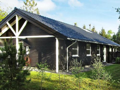 Oddeにある6 person holiday home in Hadsundの太陽屋根の家
