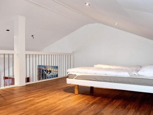 En eller flere senge i et værelse på Apartment EIDSVÅG II