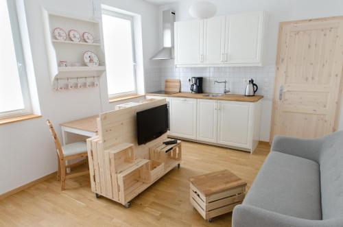 una cucina con scrivania e una TV in camera di FeWo 2 Markranstädt a Markranstädt