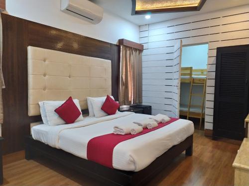 Un pat sau paturi într-o cameră la Hotel Grand Parkway