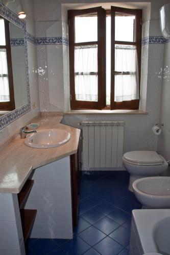 a bathroom with a sink and a toilet at Agriturismo Chieteno con piscina e AC- Cetona in Cetona