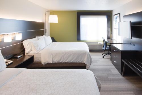 Katil atau katil-katil dalam bilik di Holiday Inn Express & Suites - Worthington by IHG