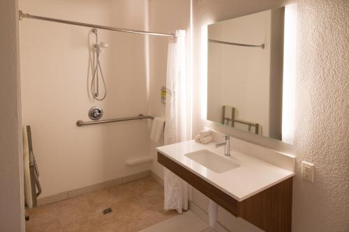 A bathroom at Holiday Inn Express & Suites - Worthington, an IHG Hotel