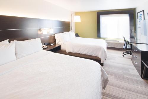 Katil atau katil-katil dalam bilik di Holiday Inn Express & Suites - Worthington by IHG