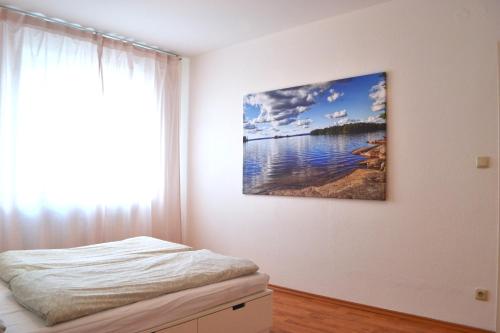 1 dormitorio con cama y ventana grande en Ciao - Wohnen charmant & zentral in Weiden en Weiden