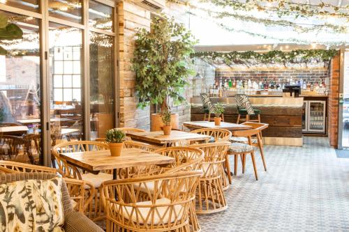 un restaurante con mesas y sillas de madera y un bar en Saint Pauls House, en Birmingham