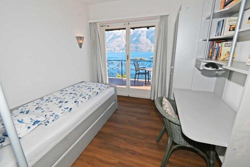 Schlafzimmer mit einem Bett und Meerblick in der Unterkunft Casa Ariane in Ronco sopra Ascona