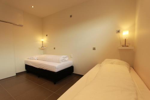 ZottegemにあるNUVOLA HOUSEのベッドルーム1室(ベッド2台、壁に照明2つ付)