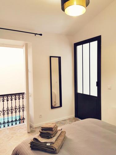 une chambre avec un lit avec des serviettes dessus dans l'établissement Maison de Ville typique Mentonnaise, à Menton