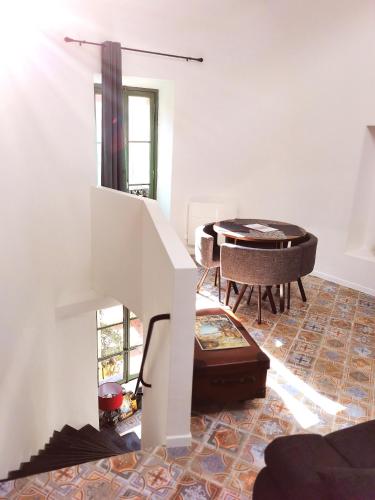 - un salon avec un piano et une table dans l'établissement Maison de Ville typique Mentonnaise, à Menton