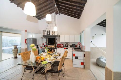 a dining room with a table and chairs in a kitchen at CASA XAVIER - PISCINA 2735/AL in Ponta Delgada