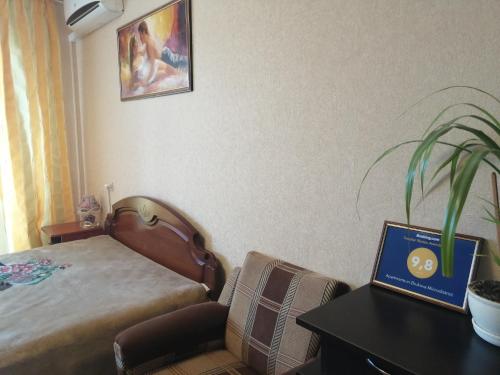 スタールイ・オスコルにあるApartments in Zhukova Microdistrictのベッド、デスク、ノートパソコンが備わるホテルルームです。