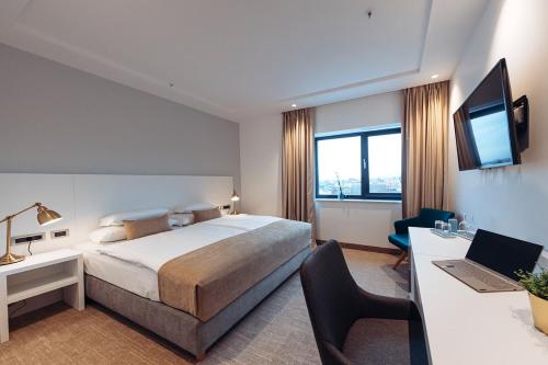 Ένα ή περισσότερα κρεβάτια σε δωμάτιο στο Antunović Hotel East