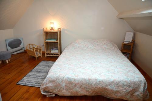 a small bedroom with a bed and a wooden floor at GITE DE L'AVENUE VERTE in Forges-les-Eaux