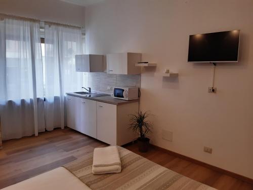 A television and/or entertainment centre at Apartament Filadelfia