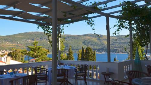 een restaurant met uitzicht op het water bij Ino Village Hotel in Samos