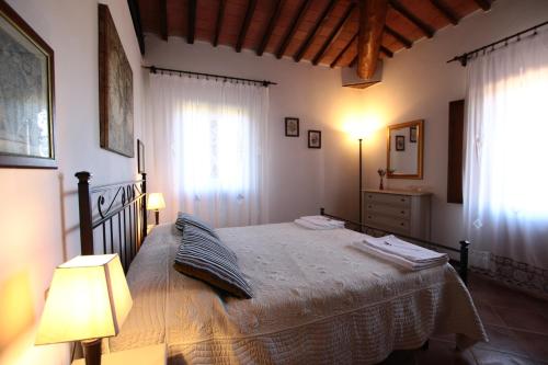 a bedroom with a large bed in a room at Agriturismo Verbena in Castiglione del Lago