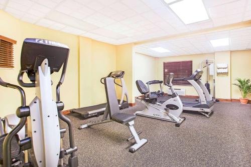 Het fitnesscentrum en/of fitnessfaciliteiten van Holiday Inn Express & Suites - Mobile - I-65, an IHG Hotel