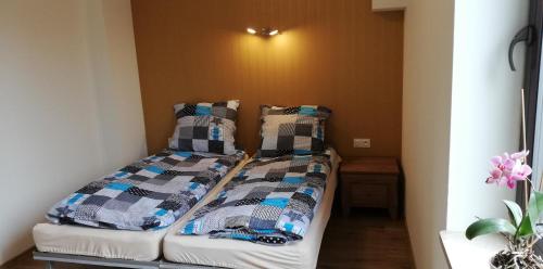 małą sypialnię z łóżkiem w pokoju w obiekcie Lion Apartment w Andrychowie