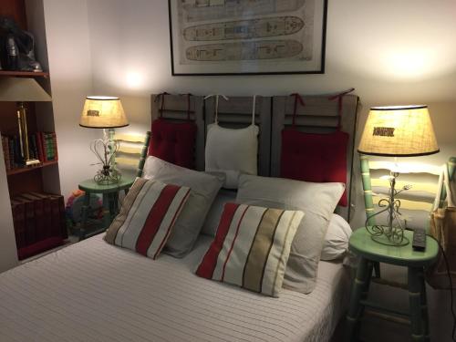 une chambre avec un grand lit avec deux lampes dans l'établissement Chambre et sa salle de bain privée cocooning labellisée, à Nice