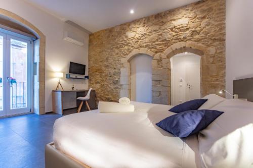 Säng eller sängar i ett rum på Ad Maiora - Design Rooms