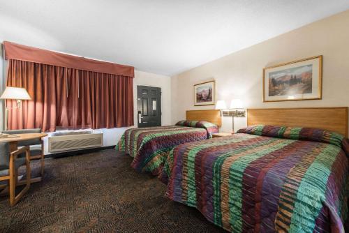 Katil atau katil-katil dalam bilik di Rodeway Inn & Suites Colorado Springs