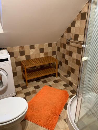 A bathroom at Pécsely apartman