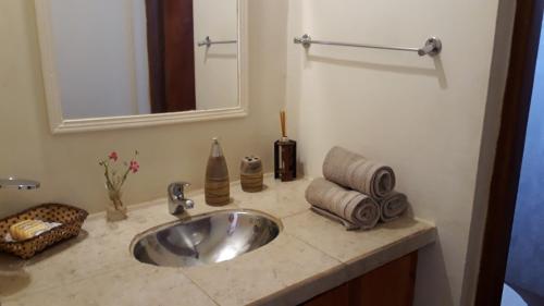 プエルトイグアスにあるLos Eu 2のバスルーム(鏡付き洗面台、タオル付)