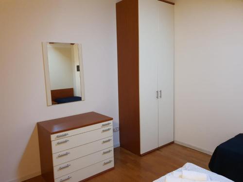 um quarto com uma cómoda e um espelho em Il Borghetto em Lonigo