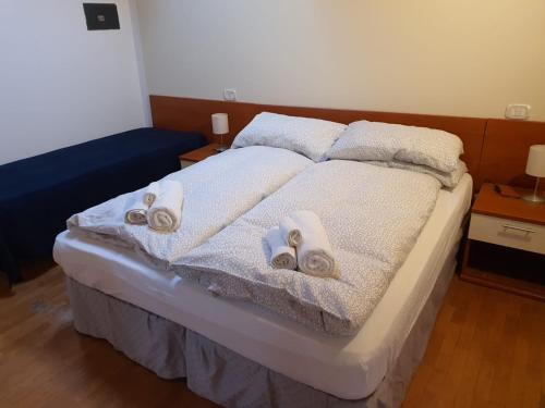 um quarto com uma cama com toalhas em Il Borghetto em Lonigo