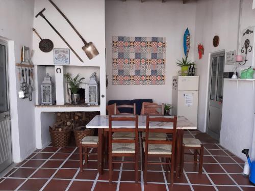 a kitchen with a table and chairs in a room at Casa Coloridos in Óbidos