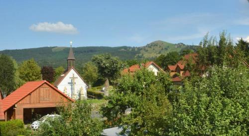 une petite ville avec une église et un bâtiment dans l'établissement Rhön-Hotel Sonnenhof - Restaurant & Café, à Poppenhausen