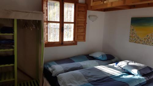 a bedroom with a twin bed and a window at Casa Feliz in Iznate